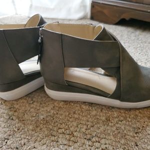 Wedge, side peep sneakers